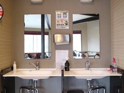 双子のミラーと手洗い場所