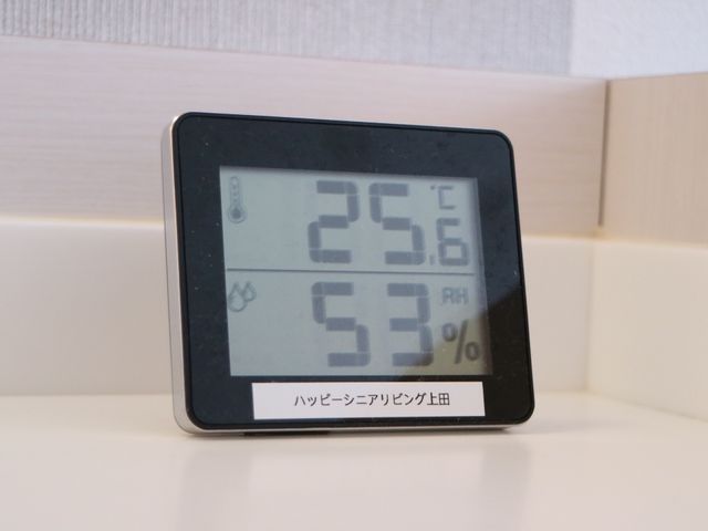 快適温湿度を示すモニター 温度計 適切な環境維持に役立つ温度湿度計が設置され、利用者の快適な生活をサポートしています。常に居心地の良い空間を提供できるよう配慮されています。