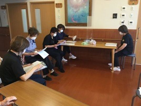打ち合わせ中の会議室  
