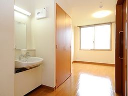 明るい個室の入口