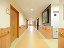 明るく清潔な廊下の様子