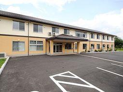 明るい外観の建物エントランス