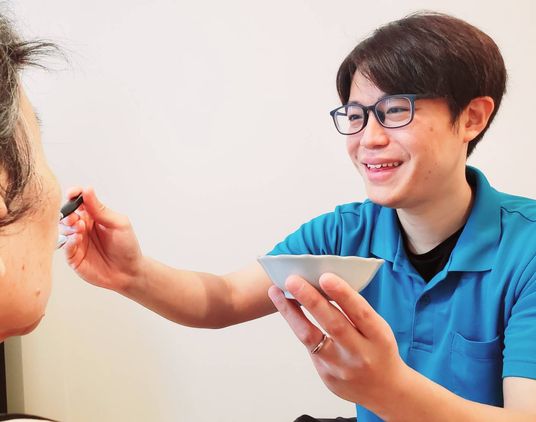 介護の食事支援シーン