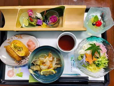 彩り豊かな料理の盛り付け