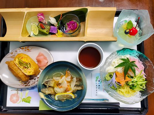 彩り豊かな料理の盛り付け
