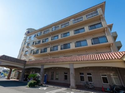 外観の建物とエントランス