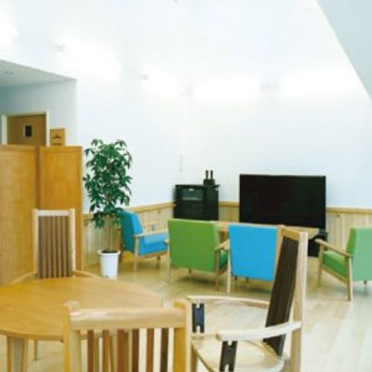 彩り豊かな椅子のリビング