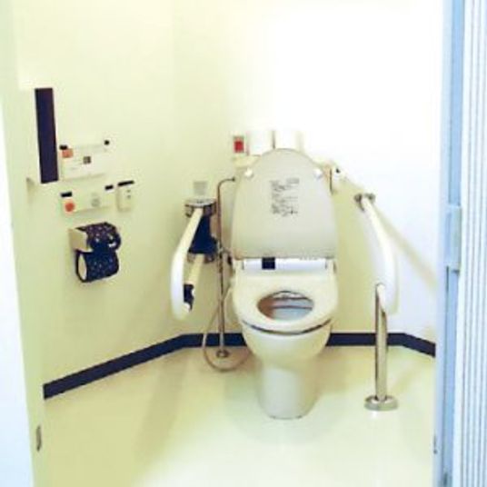 手すり付きの設備