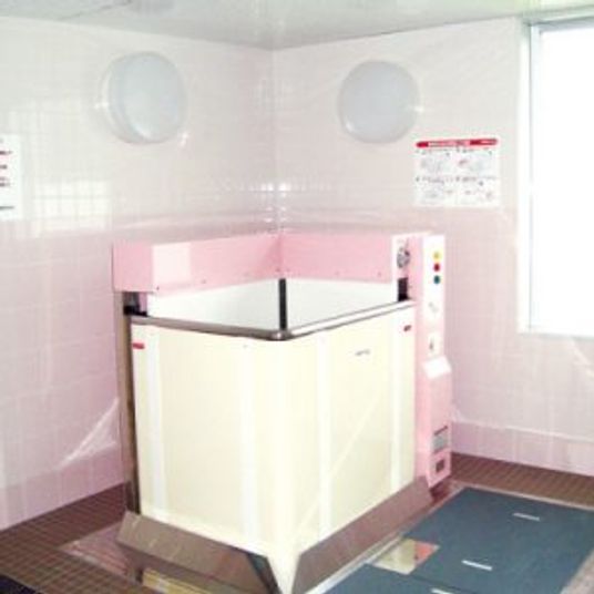 落ち着いた設備の浴室