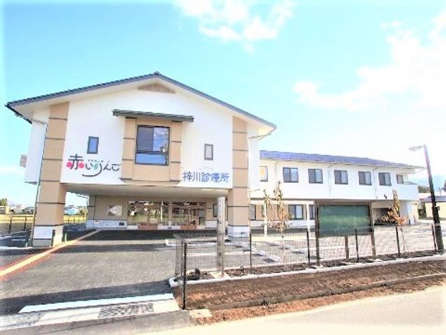 青空と施設の外観