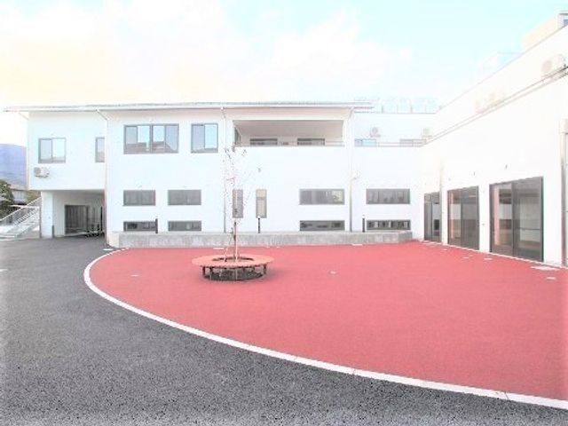 広々とした中庭風景