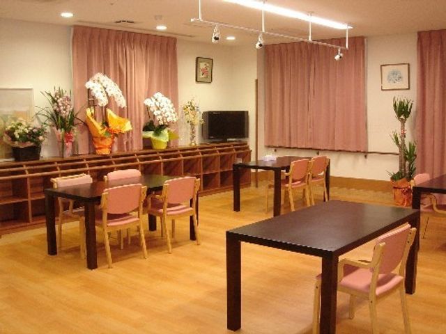 暖かい雰囲気のラウンジ
