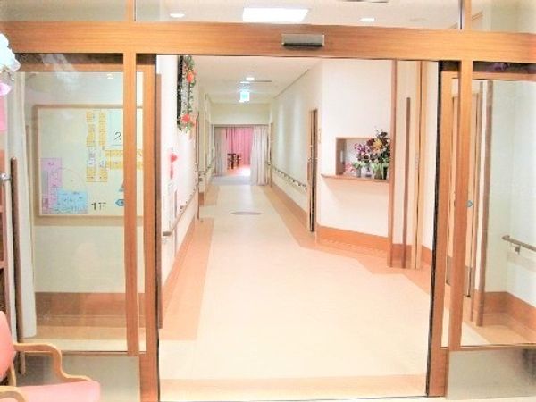 明るい廊下の風景