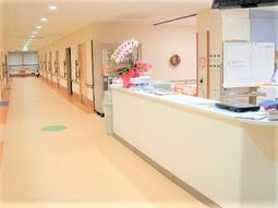 明るい廊下と受付カウンター