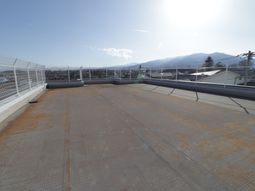 空と山の眺望が広がるテラス