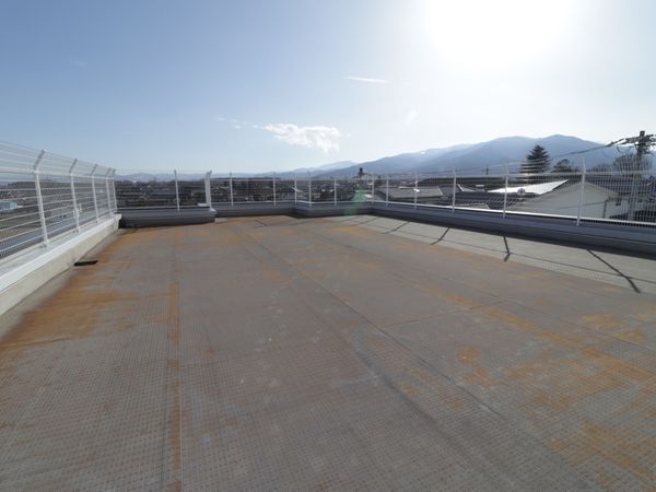 空と山の眺望が広がるテラス