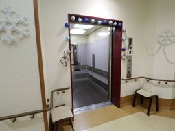 装飾されたエレベーター前