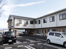 施設の外観と駐車場