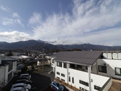 山々を望む建物外観