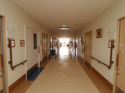 明るい廊下と部屋の扉
