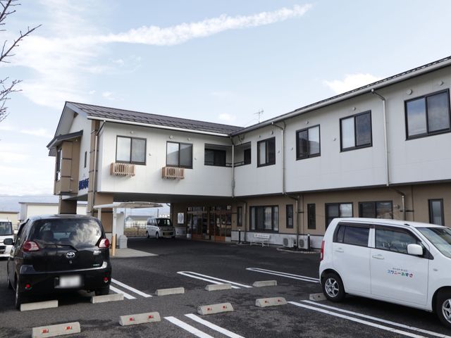 明るい外観の施設エントランス