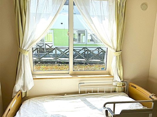 明るい居室のベッド  