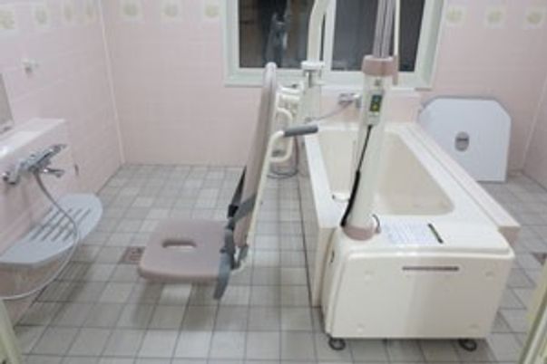 明るい設備の浴室  