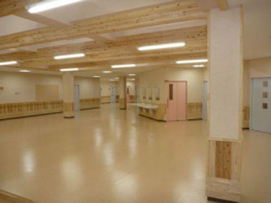 広々とした明るい廊下