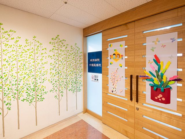 明るい廊下の様子 廊下 壁には季節感ある装飾が施され、安らぎと活気のある通路が確保されています。