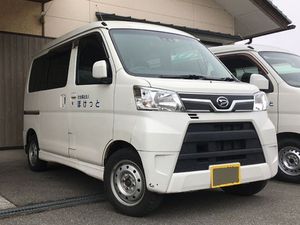 送迎車が停まる外観  