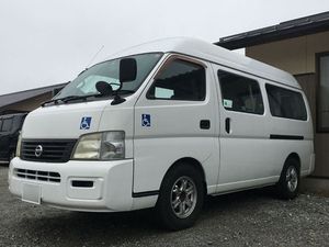 送迎車の白い車両  