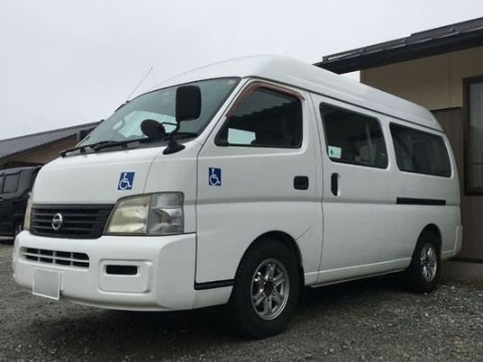 送迎車の白い車両  