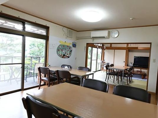 明るい食堂の様子  