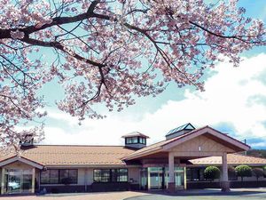 桜と施設の外観  