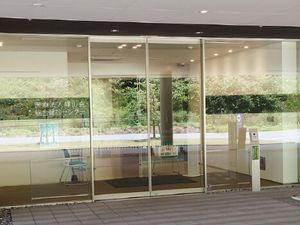ガラス張りの入口前  