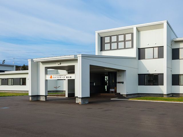 ゆったりとした建物外観 外観 広々とした敷地を持つ建物は、働く人に快適な環境を提供しています。駐車スペースも充実です。