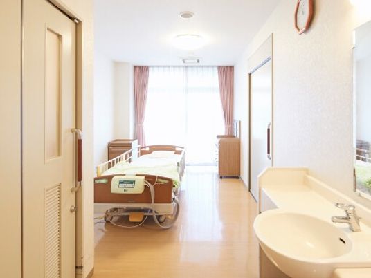 明るい居室と洗面台  