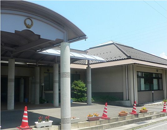 施設のエントランス