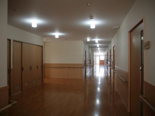 明るく清潔な廊下