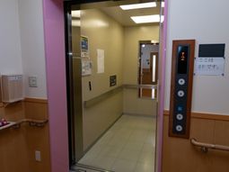 清潔感のあるエレベーター前