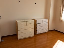 明るい部屋のタンス２つ