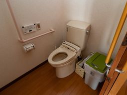 バリアフリー設計のトイレ