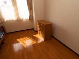 明るい日差しの居室