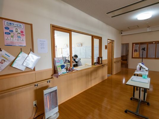 受付カウンターと廊下