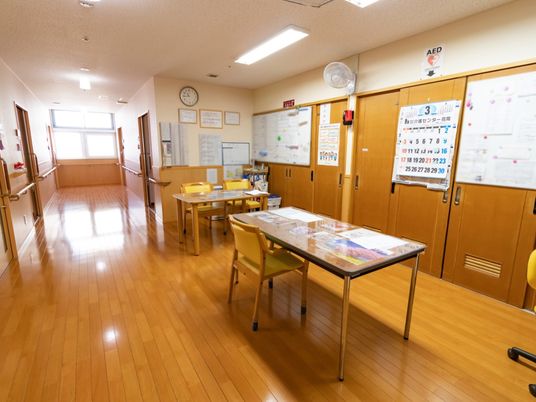 木目調の床の廊下