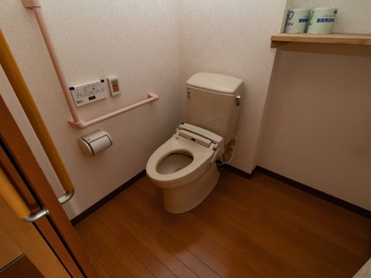 バリアフリー設計のトイレ