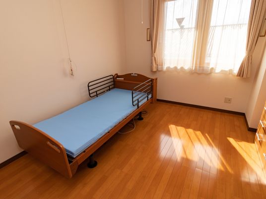 明るい居室の一角