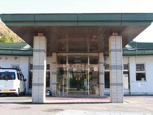 建物正面の出入口  