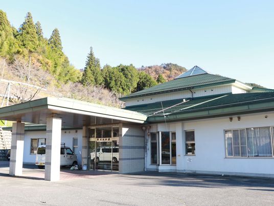 山あいの建物外観  