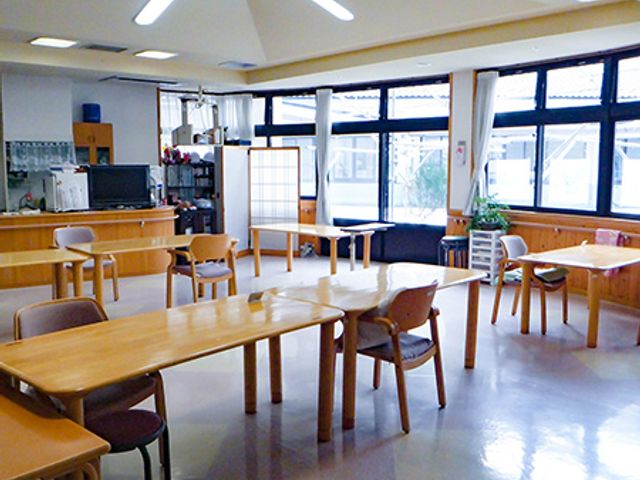 広々としたリビング リビング 広々としたスペースで、自然光がたっぷりと差し込む明るい空間です。リラックスできる環境が整っています。